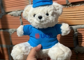 Cửa hàng gấu bông sản xuất gấu bông theo yêu cầu của ngân hàng UOB