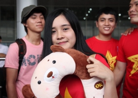 Cửa Hàng Gấu Bông - Cầu thủ U.19 Việt Nam tặng gối ngủ gấu bông cho fan nữ ở sân bay